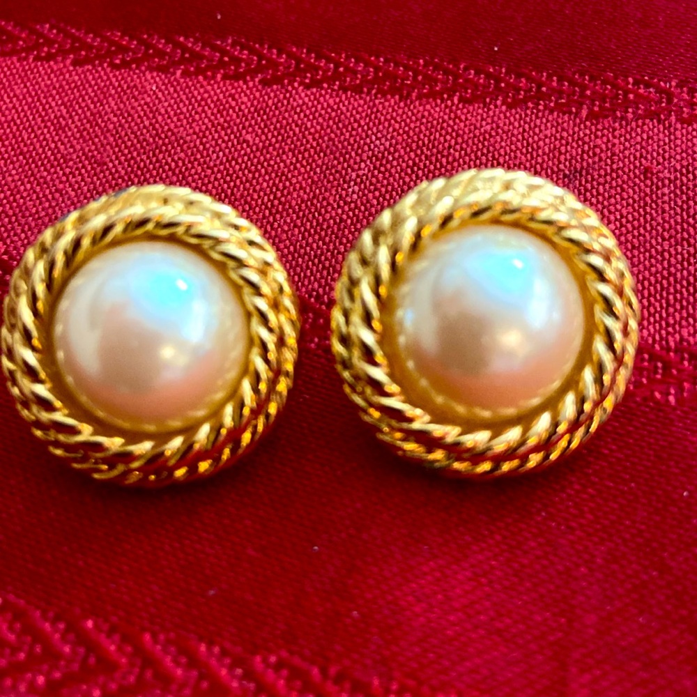 Vintage RIchELIEU GOLD TONED FAUX PEARL POST EARRINGS